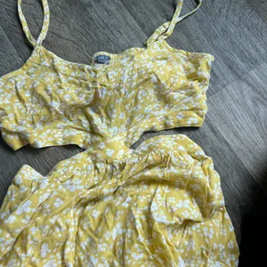 Aerie Yellow White Floral Print Smocked Cutout‎ Wide Leg Cropped Jumpsuit S thumbnail 13