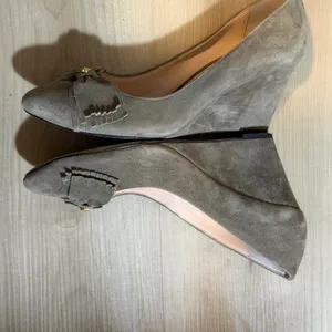 Kate Spade Wedge Heels Womens 8M Taupe Suede‎ Bow Fringe Dress Shoes thumbnail 6