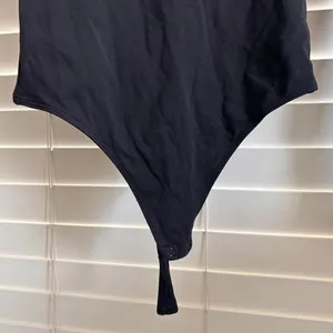 Aritzia Babaton Contour Shoulder Pad V-Neck Bodysuit Black Size Small thumbnail 4