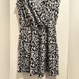 Banana Republic‎ Monochrome Floral romper Size S thumbnail 3