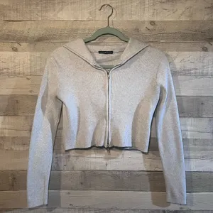 Brandy Melville grey ribbed cropped hoodie thumbnail 3