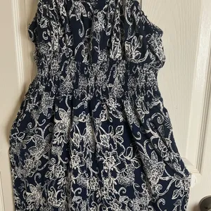 Larsyn & Lily Floral Navy Jumpsuit size X-Large thumbnail 4