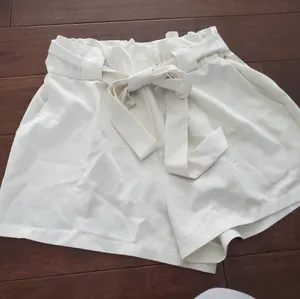 Women's White Bow-Tie Shorts Size Large thumbnail 1