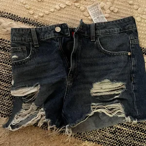 Jean Shorts Size 27 thumbnail 2