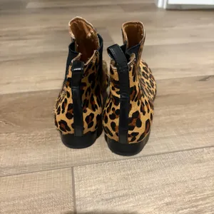 J Crew Calf Hair Leopard Print Chelsea‎ Ankle Boots size 6 thumbnail 3