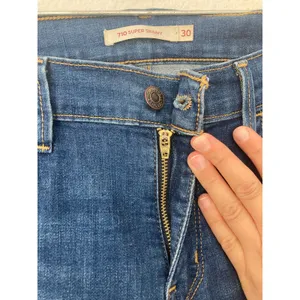 Levi's Women's 710 Super Skinny Modern Minimalist Clean Girl Blue Denim Jeans 30 thumbnail 4