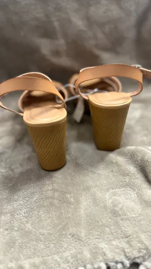 Old Navy Women's Tan Platform Sandals Size 9 thumbnail 4