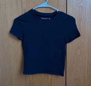 Abercrombie & fitch cropped black tee thumbnail 1