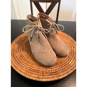 TOMS Desert Wedge Taupe Suede Lace Up Ankle Booties Womens‎ 8.5 Heel Shoes thumbnail 2