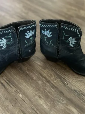 Code West Ankle Cowgirl Boots W/Floral Design Size 9 Women’s - Leather Boots thumbnail 2