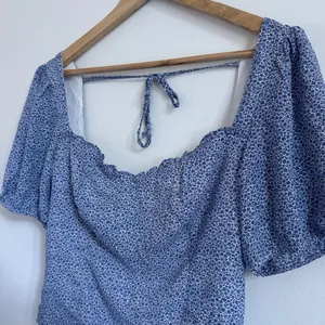 Abercrombie & Fitch Floral Dainty Top Size Small Blue White Crop Blouse Vacation thumbnail 3
