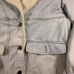 Ashley Vintage Charm Light Wash Denim Faux Shearling Lined Jacket JKJR1144 Small thumbnail 4