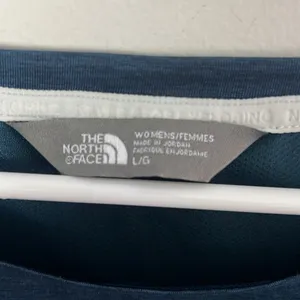 The North‎ Face Women’s 3/4 sleeve navy vented split back shirt, size large 🗝️ thumbnail 4