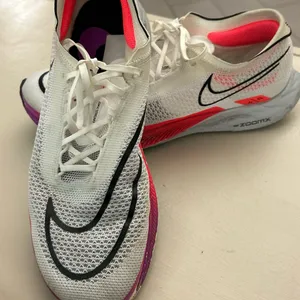 Nike Women's ZoomX Streakfly Road Racing White and Pink Athletic Shoes Size 8 thumbnail 1