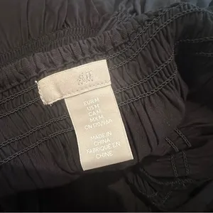 H&M Pleated Sleeveless Top Sz M Black Shirt Smocked H M HM thumbnail 6