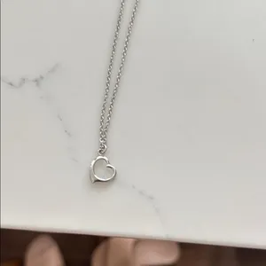 Elegant Silver‎ Heart Necklace Silver thumbnail 2