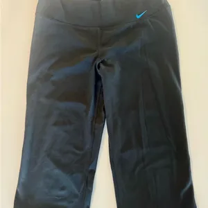 NIKE CROP LEGGINGS SZ M thumbnail 1
