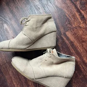 TOMS Desert Wedge Taupe Suede Lace Up Ankle Booties Boots Tan W7 thumbnail 6