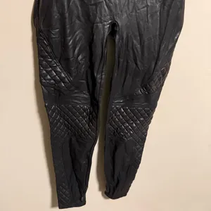 Spanx Faux Leather Quilted Legging in Very Black- Size Large thumbnail 6