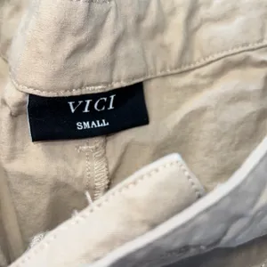 VICI Alamo Cotton High-rise Pleated Khaki Shorts thumbnail 4
