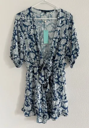 NWT Shore Womens M Blue White Paisley‎ Romper Tie Ruffle Beachy Resort Travel thumbnail 1
