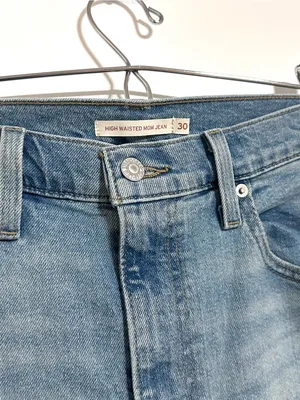 Levis High Waisted Mom Jean Size 30 thumbnail 3