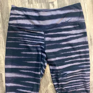 NIKE WORKOUT CROP LEGGINGS thumbnail 2