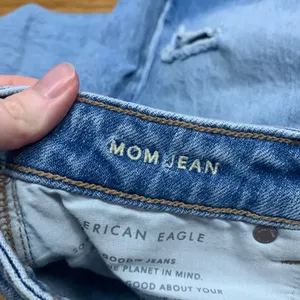 American Eagle Mom Jeans Womens Size 4 Distressed‎ Ripped Frayed Hem Denim Blue thumbnail 7