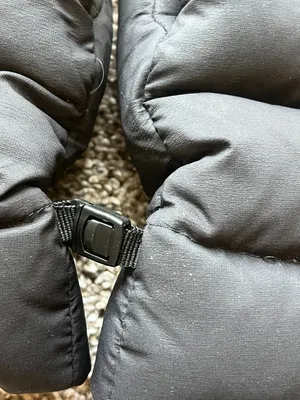 Aritzia Superpuff Mitten Climatte Black Excellent Condition Size Small/Medium thumbnail 3