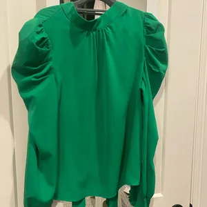 Lulus Green long sleeve shirt Large. (NWOT) thumbnail 1