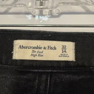 Black Abercrombie and Fitch the Dad high rise asymmetrical button‎ jeans thumbnail 4