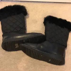 Tory Burch Black Leather Fur Lined Winter Ankle Boots Size 6 Slip On Quilted thumbnail 4