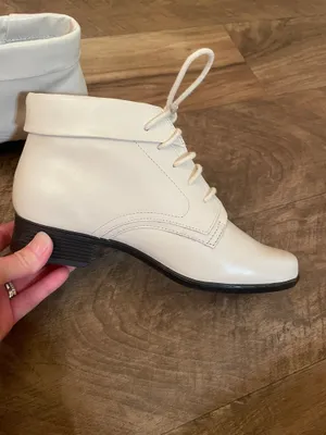 St. John’s Bay Womens Size 5M Winter White Leather Lace Up Ankle Booties Shoes thumbnail 10