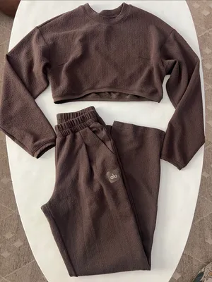 Alo Yoga 2 Piece Set - Cropped Tailored Crew Neck & Tailored Sweatpant Espresso thumbnail 3