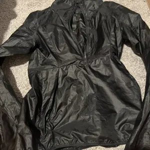 Lululemon black packable windbreaker raincoat s/m‎ thumbnail 3