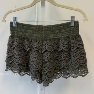 2010s American Rag Olive Green Crochet Lace Shorts Smocked Waist Boho Tiered Med thumbnail 2