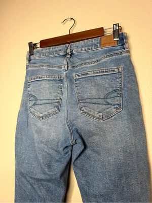 American Eagle Women Distressed Light Wash High Waisted Mom Jeans 2 Short Denim thumbnail 6