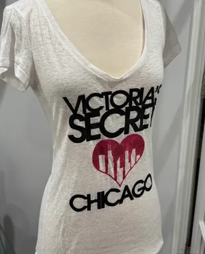 Victoria's Secret Victoria's Secret Vintage Supermodel Chicago Skyline White Graphic Tee thumbnail 1