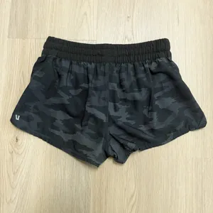 Vuori Black Watercolor Camo Clementine Dolphin Hem Lined Running Short XS *FLAWS thumbnail 4