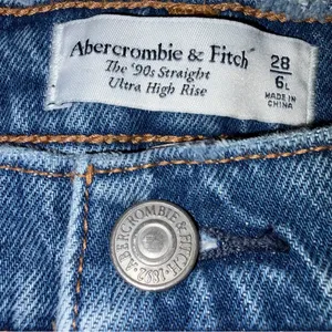 Abercrombie & Fitch The 90’s Straight Leg Ultra High Rise Distressed Jeans 28/6 thumbnail 12