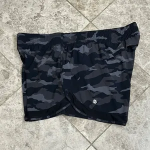 Athleta Racer Run Mid Rise Short 4” Black Camo Size Large thumbnail 7