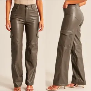 Abercrombie & Fitch The 90's Relaxed High Rise Cargo Vegan Leather Pants Size 6 thumbnail 2