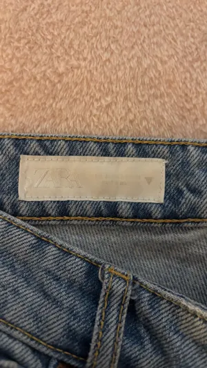 ZARA Low-Rise Wide-Leg Jeans thumbnail 3