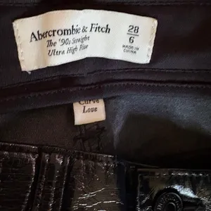 Abercrombie & Fitch 90s Straight Ultra High Rise Curve Love vegan leather pants thumbnail 10