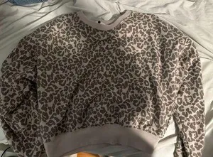 Francesca's Cheetah print crewneck thumbnail 1