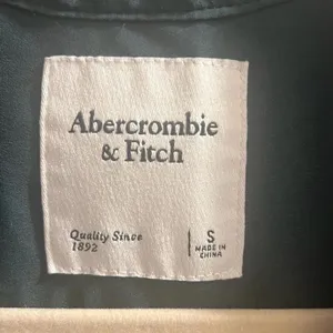 ✨Abercrombie & Fitch Ruched Sleeve Sz Small Emerald Green Women’s Top✨ thumbnail 7