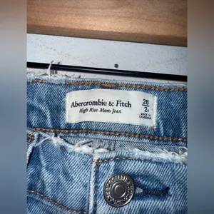 abercrombie fitch High Rise Mom Jean Raw Hem Size 26/2‎ thumbnail 5