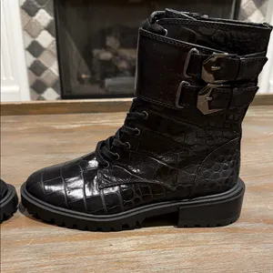 Vince Camuto Fawdry Black Croc Combat Boots Size 5.5 Lug Sole Leather Grunge‎ thumbnail 3