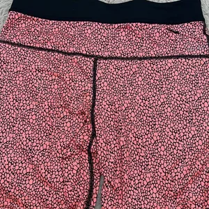 Nike crackle print medium Capri length leggings thumbnail 5