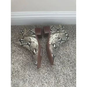 NWT TALBOTS VIA CHAINLINK DETAIL ANKLE BOOTS Size 8.5- EMBOSSED LEATHER thumbnail 3